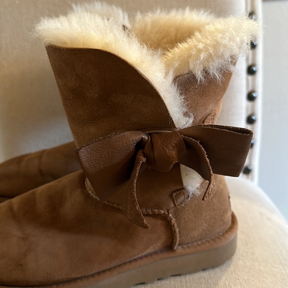 UGG Women’s Daelynn Bow Suede Winter Snow Boots Tan Chestnut Size 7 - Picture 2 of 16